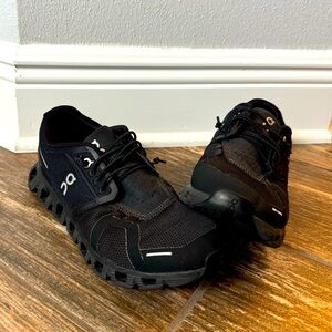 On Cloud 5 Women’s tennis shoes.